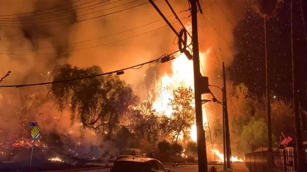 بالفيديو - حريق يلتـ هم مساحة "6 ملاعب" في لوس أنجلوس
