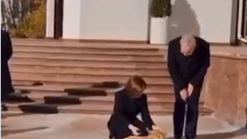 بالفيديو - رئيس دولة أوروبية يتعرض لـ "عضة كلب"