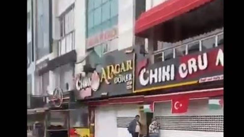  بالفيديو - المحلات التجارية في ميدان أسنيورت في إسطنبول أغلقت أبوابها استجابة لدعوة الإضراب العالمي