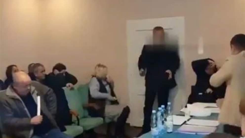 بالفيديو - مسؤول يفجر قنابل داخل اجتماع في بلدة أوكرانية