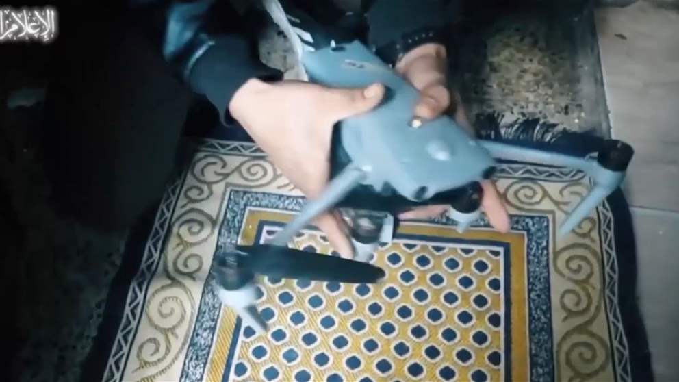 بالفيديو - القسام تنشر مشاهد لطائرة "درون" إستولت عليها أثناء مهمة إستخباراتية لها بمدينة بيت لاهيا شمال قطاع غزة 