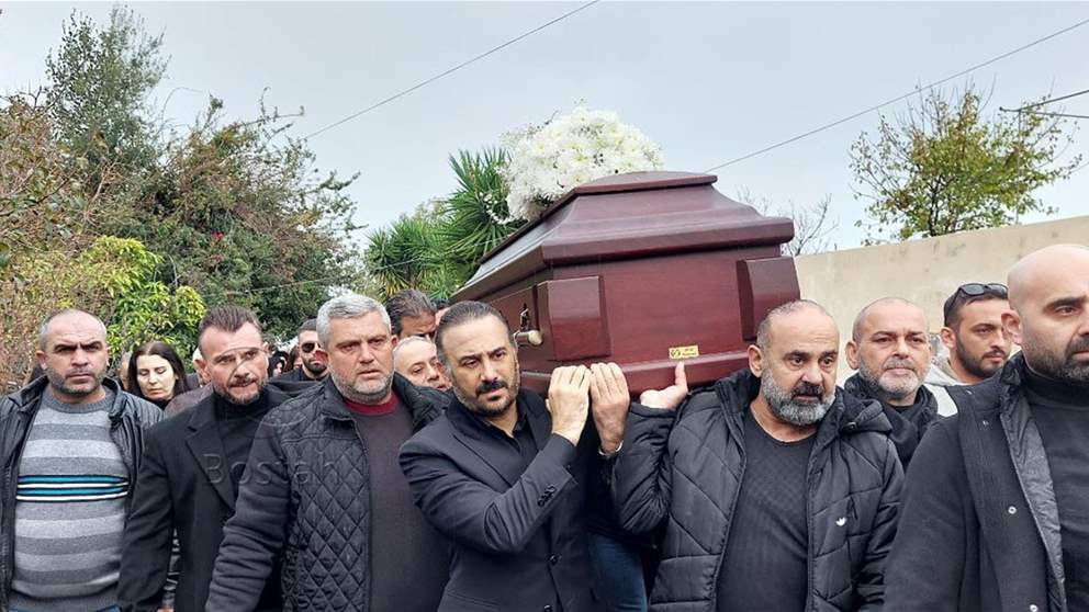 قصي خولي يبكي خلال مراسم دفن والده عميد خولي: صعبة كتير