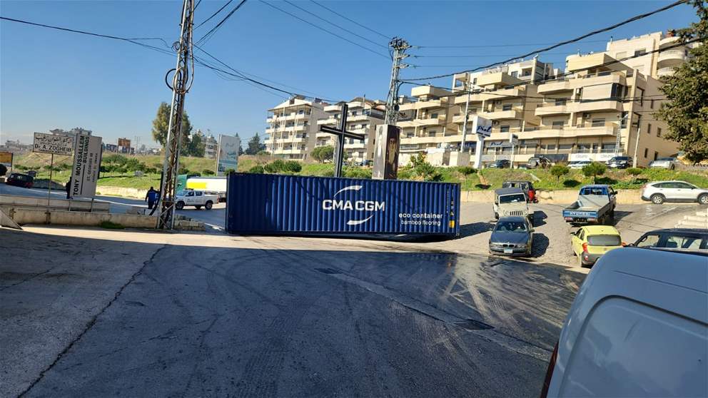 سقوط مستوعب عن شاحنة نقل في مدينة زحلة