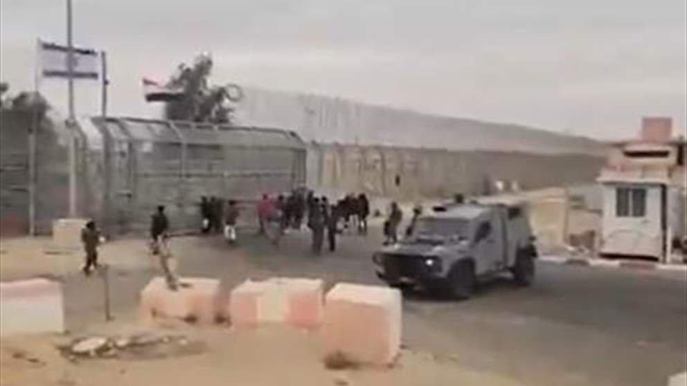 بالفيديو - مستوطنون يغلقون معبر "نيتسانا" على الحدود مع مصر لمنع وصول المساعدات الى غزة