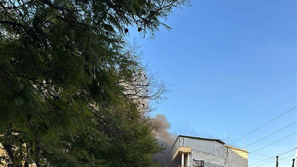 بالفيديو - غارة اسرائيلية استهدفت سيارة قرب تمثال حسن كامل الصباح عند مدخل مدينة النبطية
