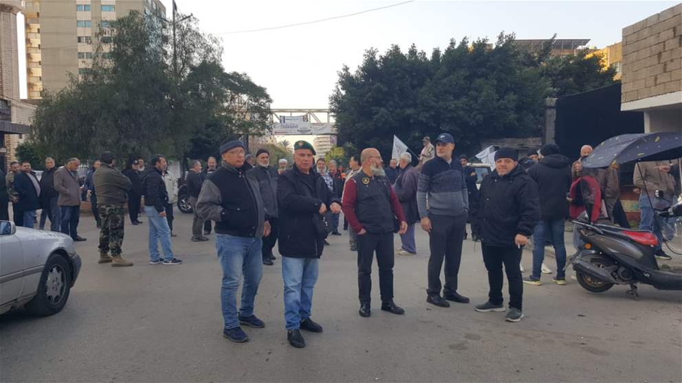 مراسل الجديد : العسكريون المتقاعدون قطعوا الطريق امام سرايا طرابلس باتجاه واحد للمطالبة بحقوقهم