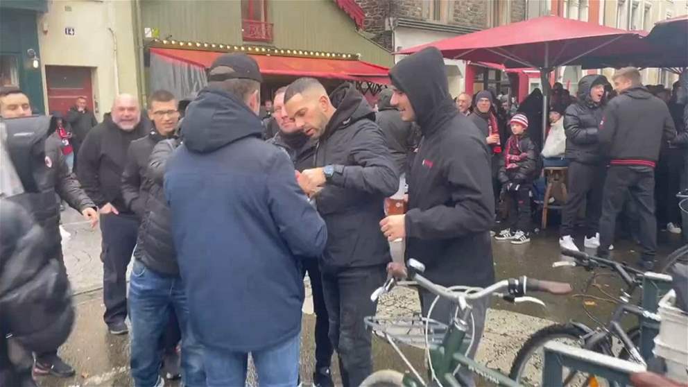 صورة وفيديو - جمهور رين يستقبل مشجعي ميلان بالنقانق !!