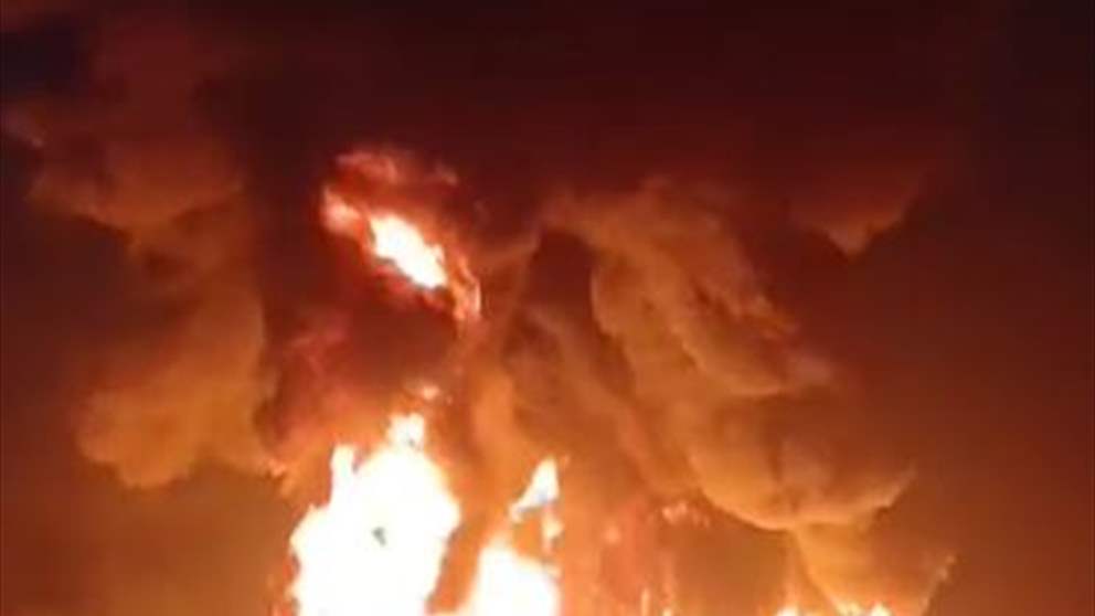 بالفيديو - النيران تستعر في بورة قرب المدينة الرياضية وفرق الاطفاء تعمل على اخماد النيران