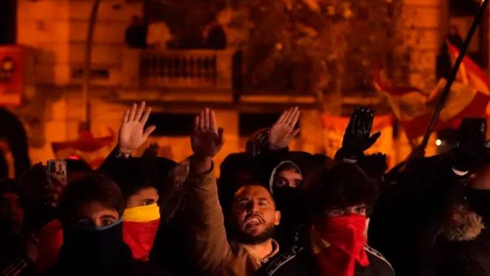 مظاهرات حاشدة في مدريد تدعو رئيس الوزراء لعدم الاستقالة 