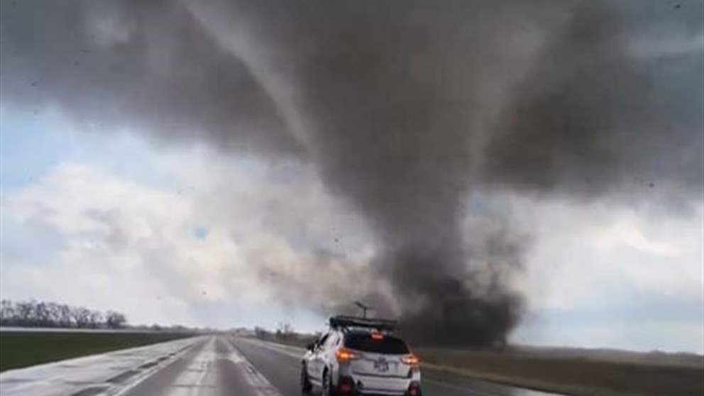"مشهد ولا في الخيال ".. بالفيديو - كاميرا من سيارة توثق إعصاراً ضخماً 