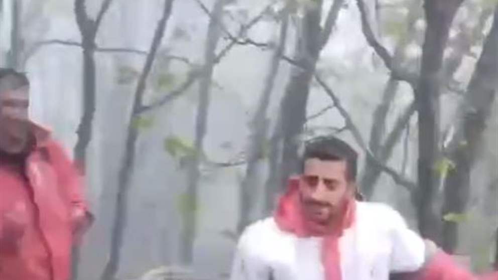 بالفيديو - نقل جثامين الرئيس الايراني ووزير خارجيته ومرافقيهما من مكان تحطم الطائرة