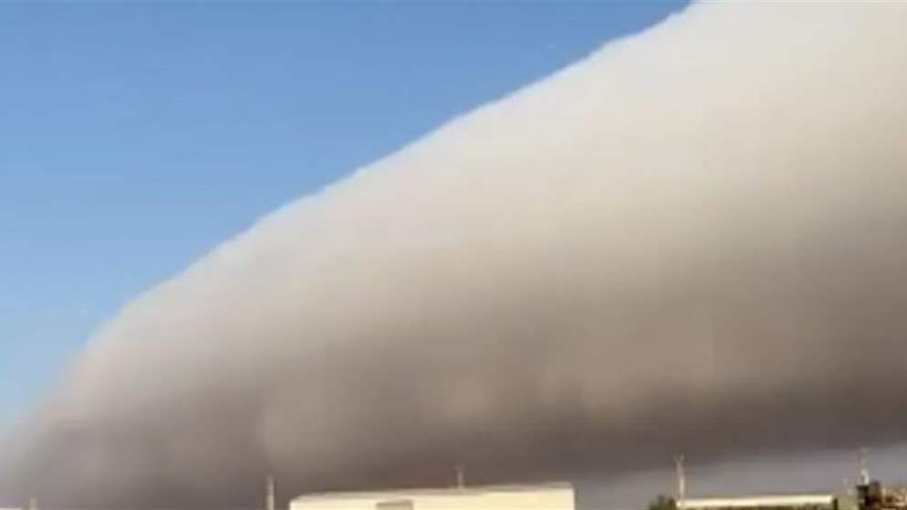 بالفيديو - سحابة أسطوانية في سماء سلطنة عمان