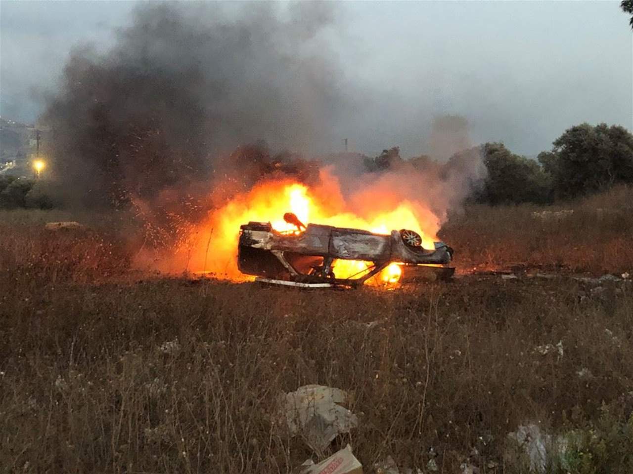 جريح إثر انقلاب سيارة واشتعالها بالكامل 