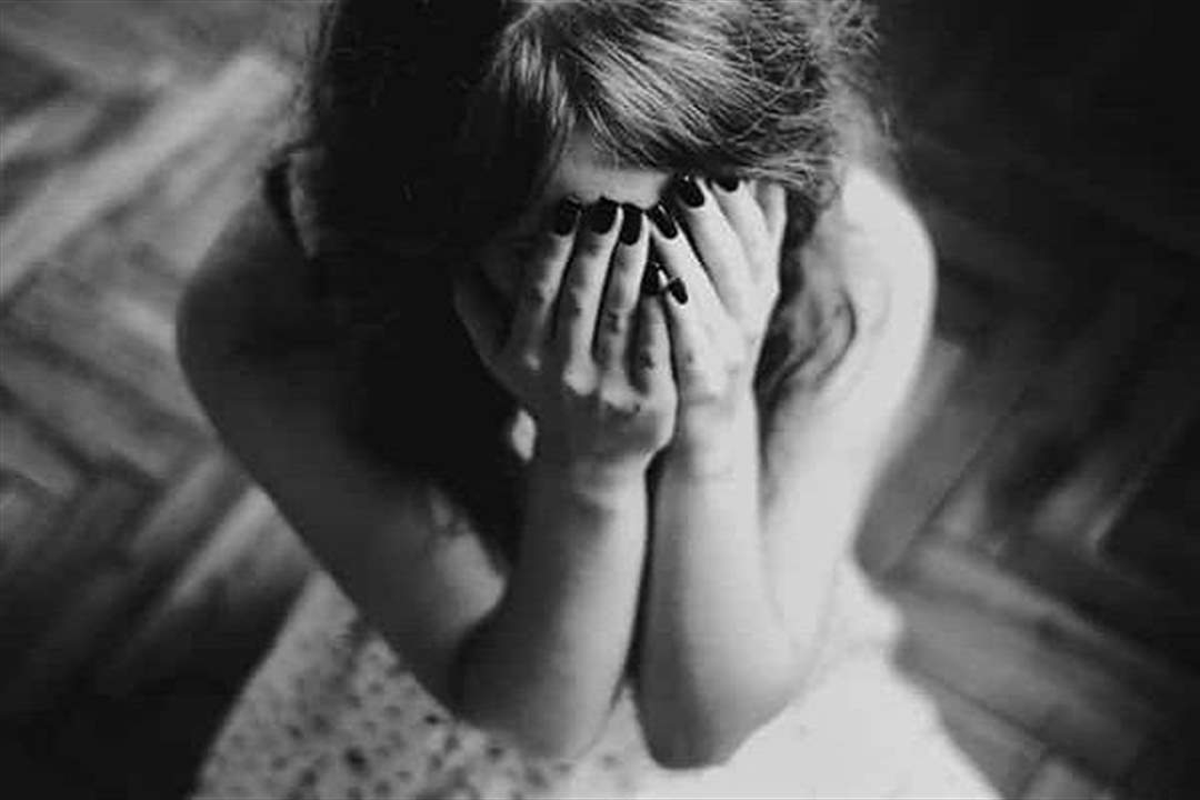 غضب شديد.. إندفع نحو تلميذته وحاول تقبيلها بالقوة على مسرح المدرسة!