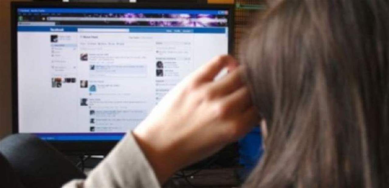 يبتز مواطنين بعد سرقة حسابات فايسبوك عائدة لهم...