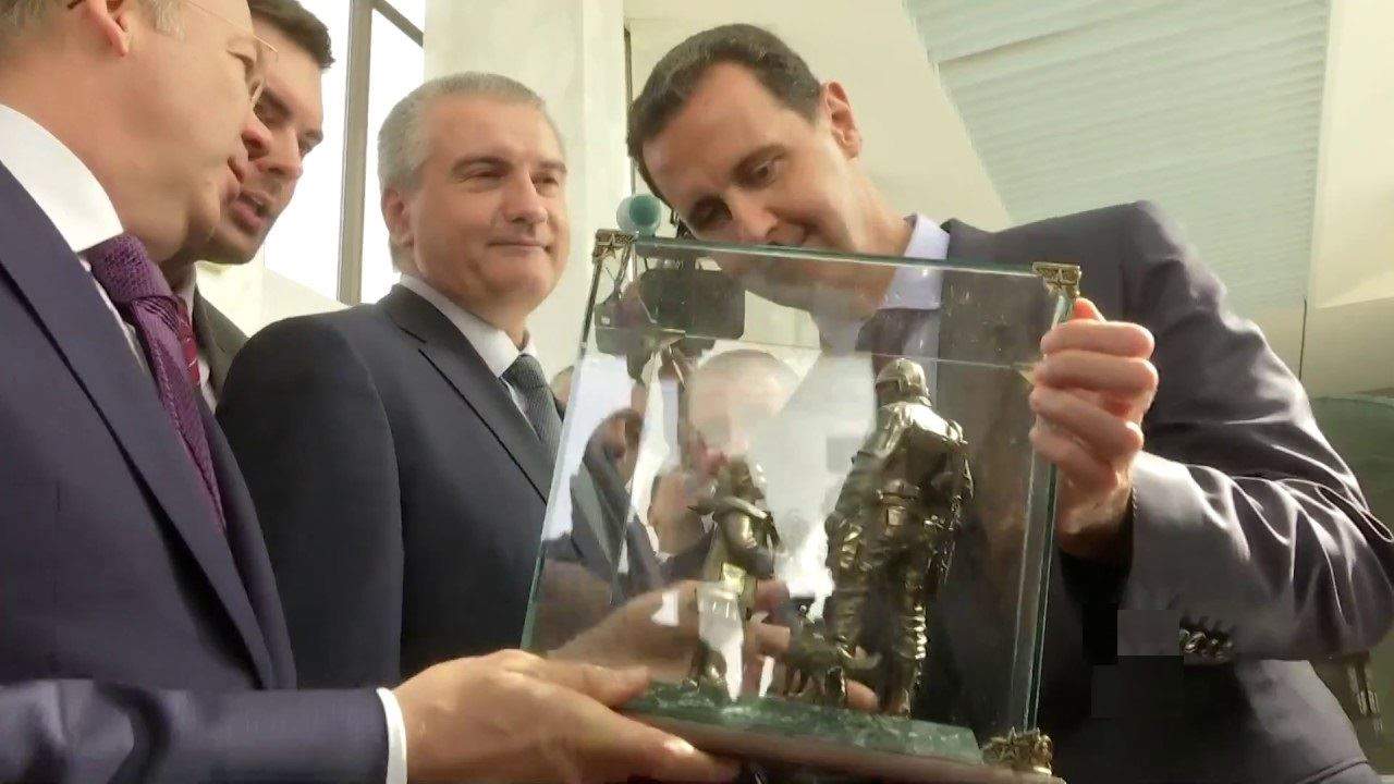 بالفيديو... رئيس دولة يقدم مجموعة من الهدايا للأسد!