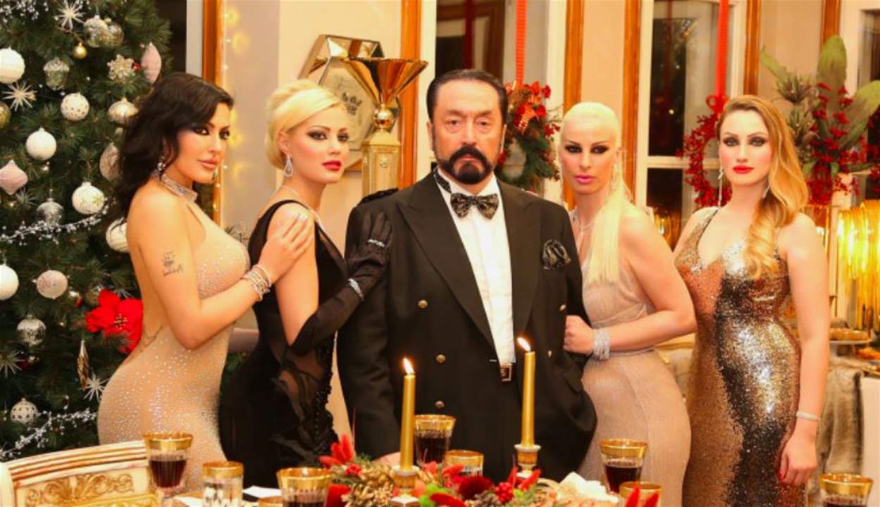 "قطط عدنان أوكتار" يدلين باعترافات صادمة... "يطلب تسخين ملابسه الداخلية في المايكرويف"!