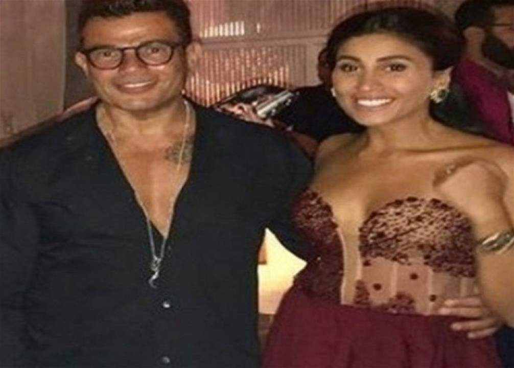 بالفيديو - عمرو دياب يقبّل دينا الشربيني ويرقص معها على  المسرح
