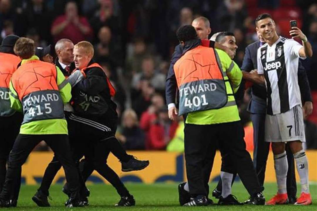 بسبب عشاق كريستيانو رونالدو والإهمال الأمني .. الاتحاد الأوروبي يؤدب مانشستر يونايتد!