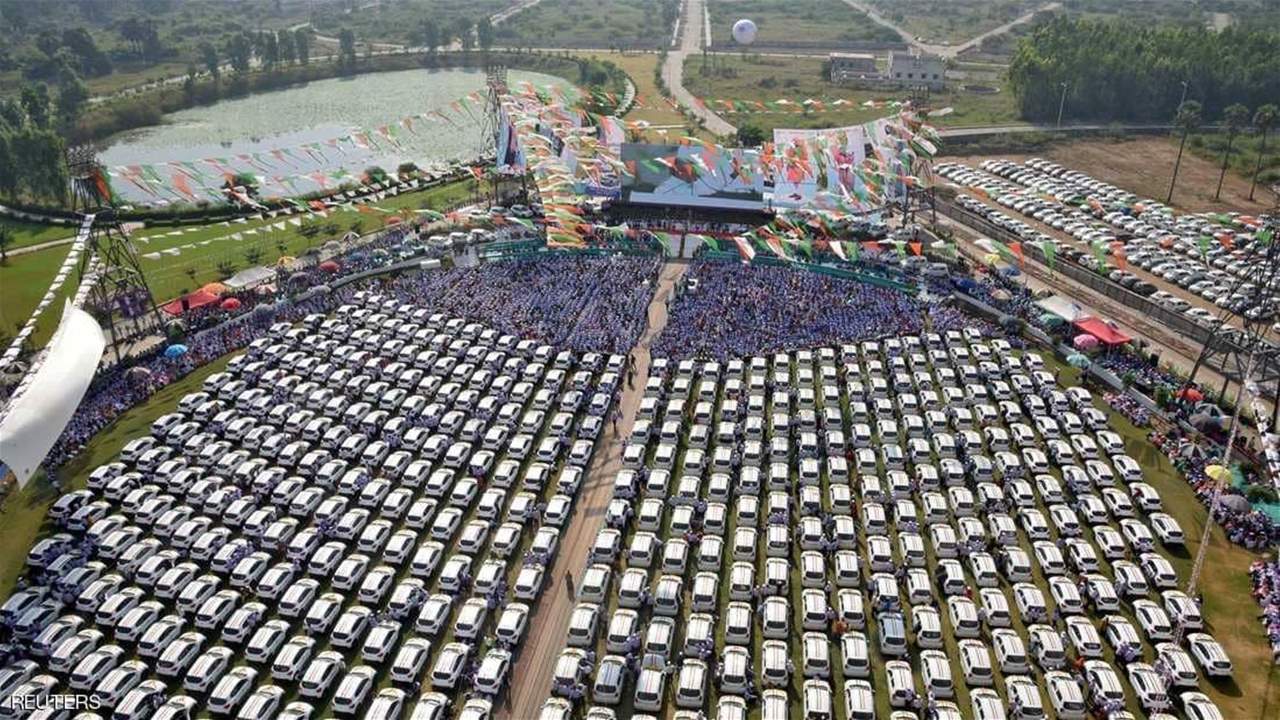 عشرات السيارات وأموال وشقق وزعها ملياردير على موظفيه!