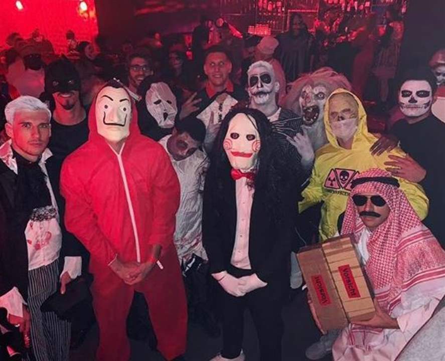 احتفالا بـ "الهالوين"... لاعب كرة قدم عالمي يتنكر بملابس خليجية!