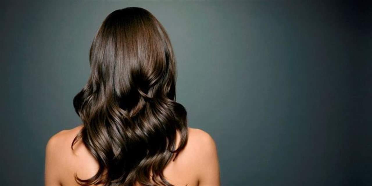 مذيعة تنشر صورة "حميمة" مع وزير... وهما شبه عاريين!