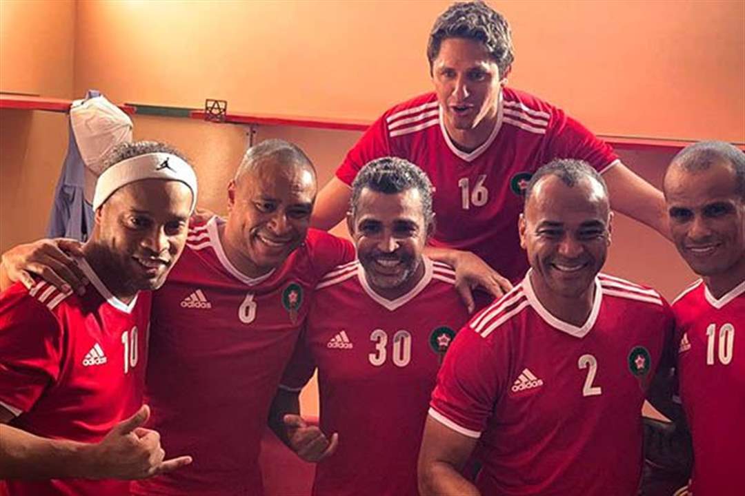 بالصور: رونالدينيو يتحدى قرار منع السفر ويشارك في مباراة إستعراضية بالمغرب مع عدد من النجوم!