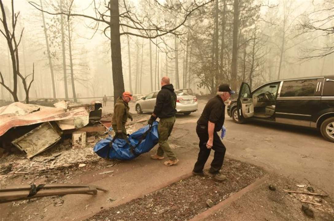 بالصور - انتشال جثث متفحمة من داخل المنازل في كاليفورنيا جراء حرائق الغابات! 