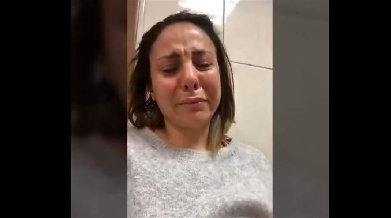 نساء كويتيات يعتدين بالضرب المبرح على امرأة مصرية وطفل في الشارع! 