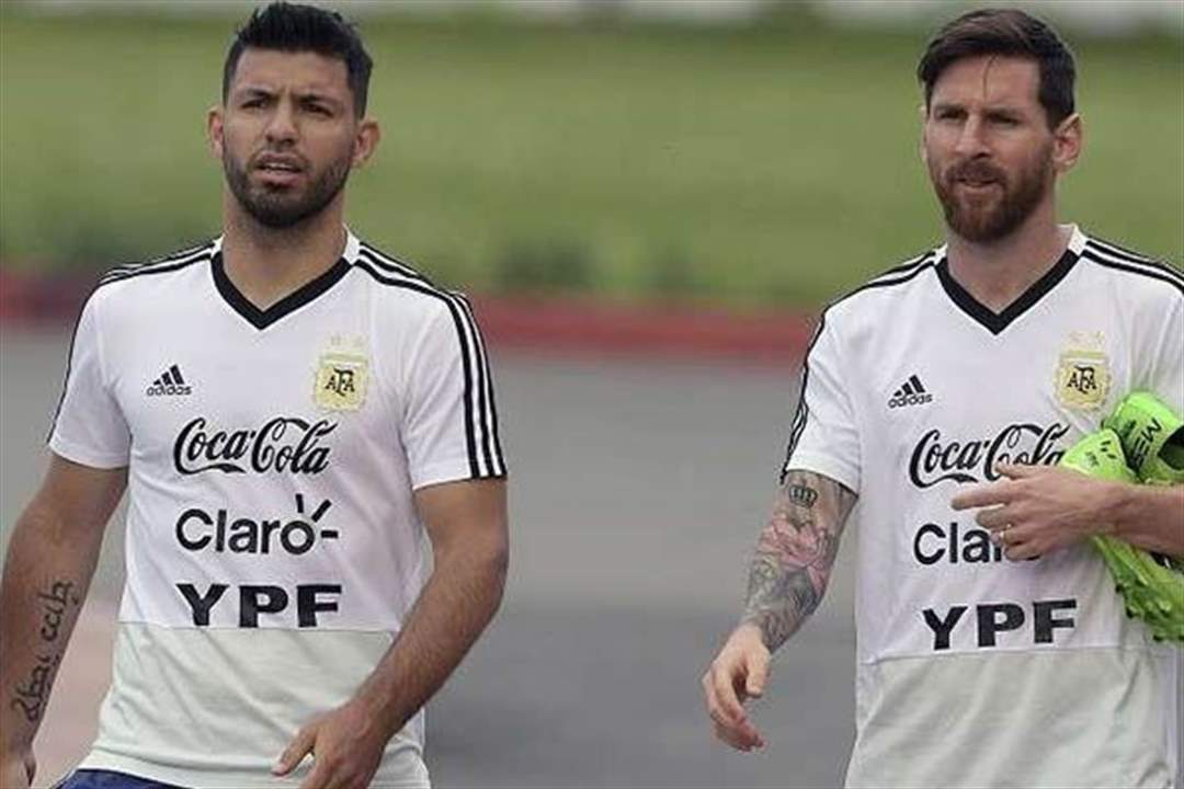 بالصورة: بعد أكثر من 10 سنوات من لقاء ميسي وأغويرو .. "جامع الكرات" بات الرقم واحد في بلاده!