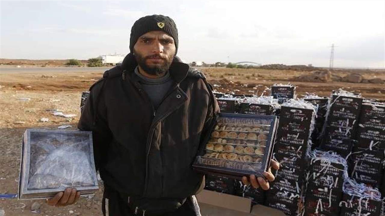 مسلح سوري يستبدل بندقيته بعلبة برازق!