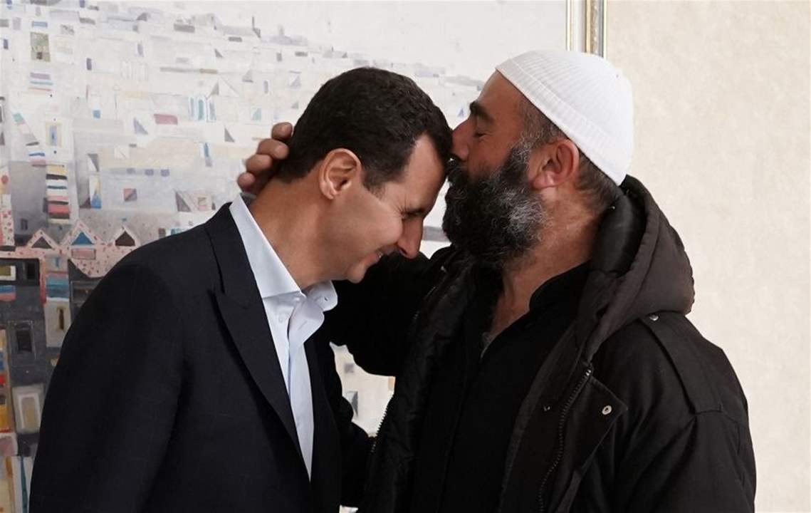 بالصور - لقاء مؤثر خلال إستقبال الأسد لمختطفي السويداء المحررين من "داعش"
