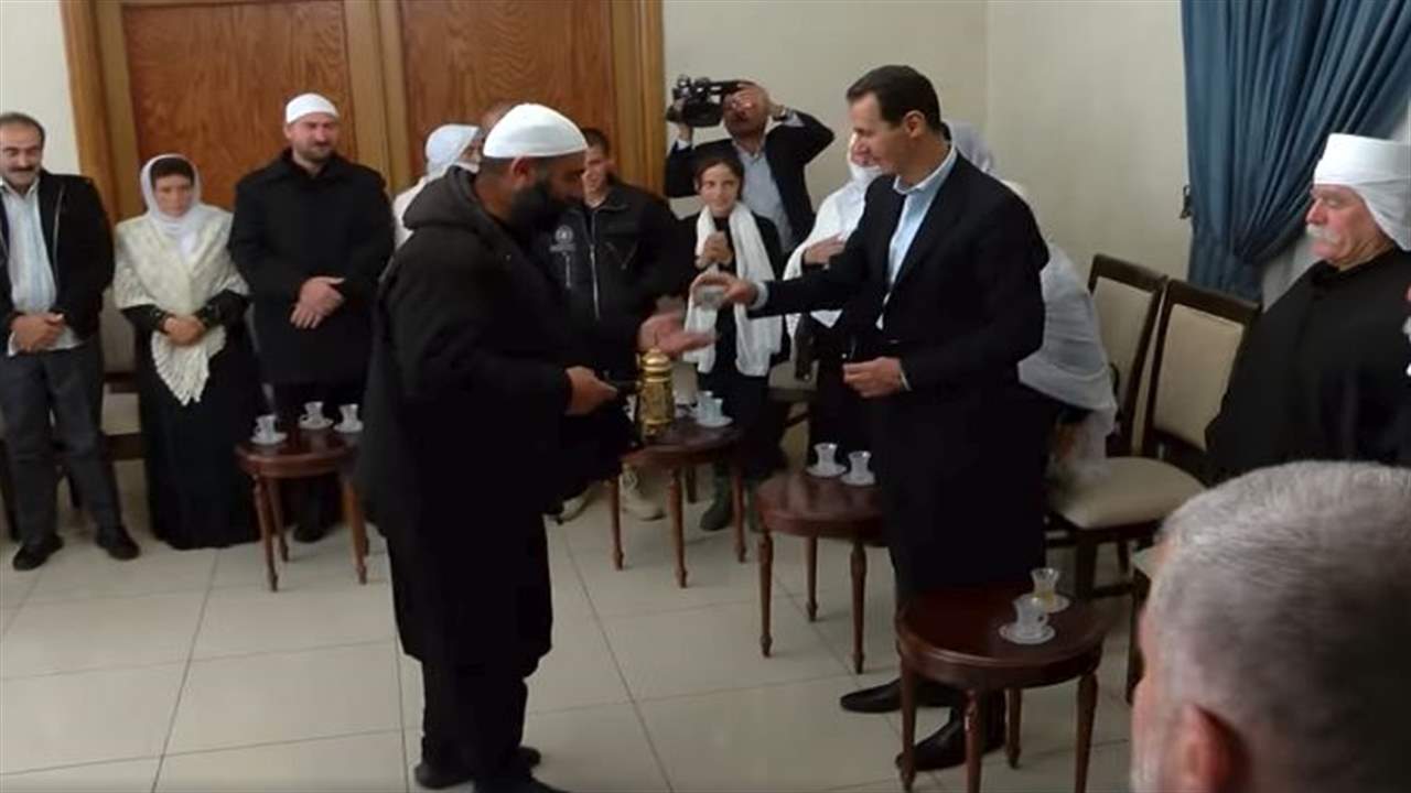 بالفيديو- الأسد يحتسي "القهوة المرّة" مع مختطفي السويداء المحررين واحد المشايخ يكسر الفنجان