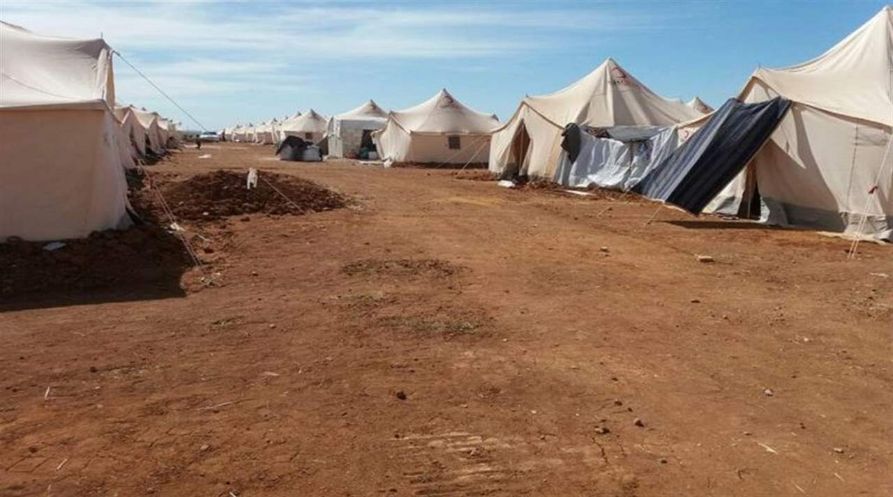 نازحة سوريّة تلد طفلها في الشارع ومسؤول سوري يدافع عن تركيا!