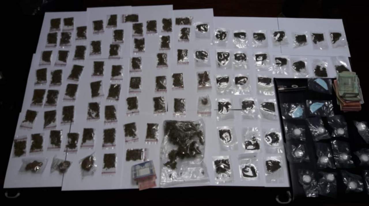 بالصور - توقيف أشخاص في المنصورية لقيامهم بترويج المخدارت وتعاطيها