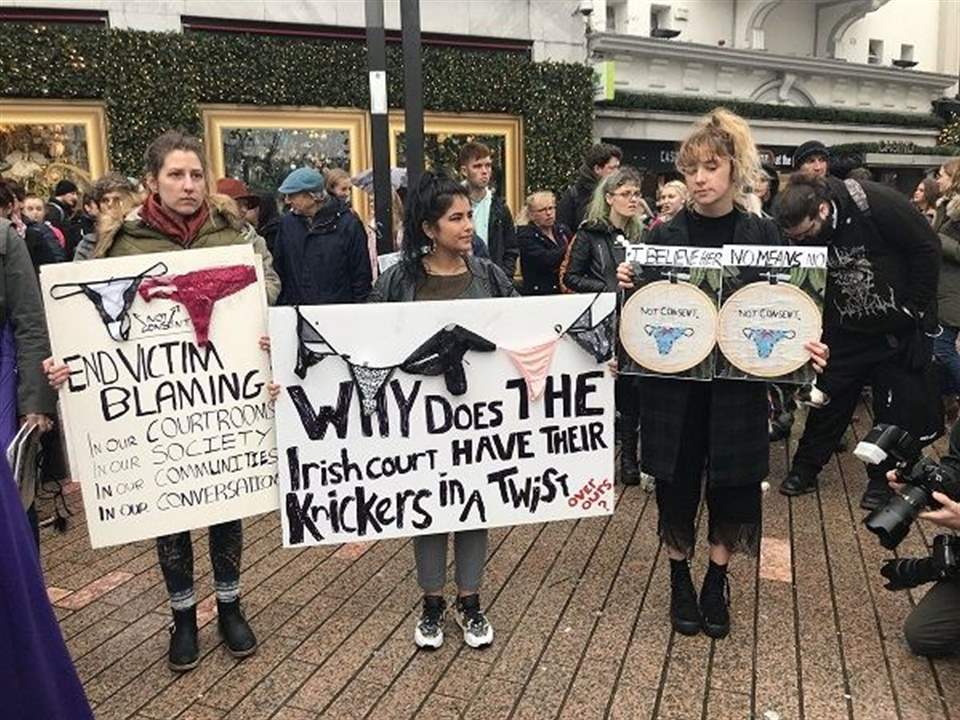 بالصور والفيديو- نساء يتظاهرن بملابس داخلية ضد الاغتصاب!