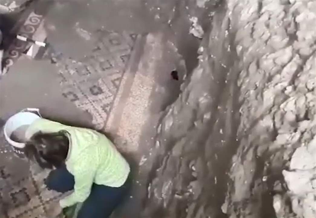 بالفيديو- العثور على فسيفساء من العصر الروماني في فناء منزل بمدينة حمص