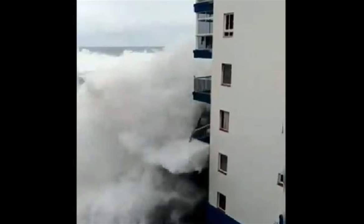 بالفيديو - موجة هائلة تجتاح مبنى وتدمر شرفاته