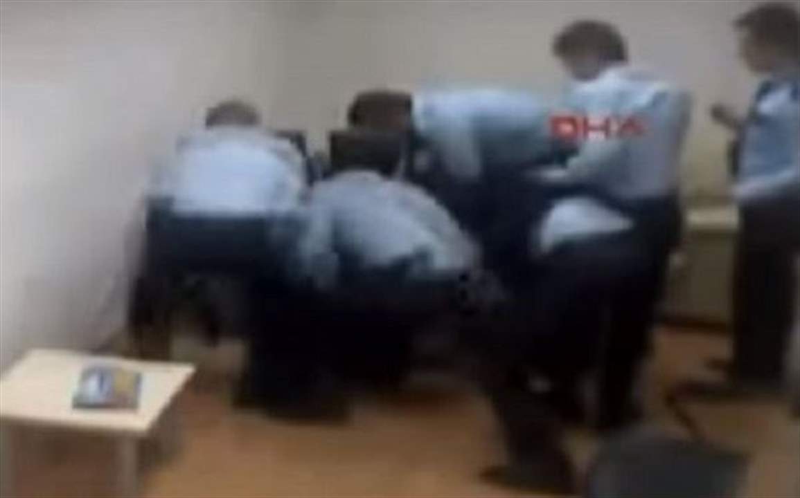 بالفيديو- حاولوا توقيفها في المطار فتوفيت بسبب الضغط القوي على صدرها وعنقها!