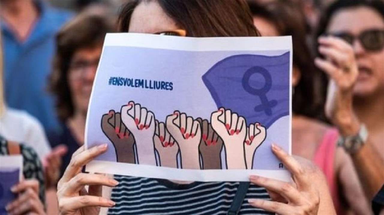 رجل وابن اخيه يجبران فتاة على ممارسة الجنس والمحكمة تبرئهما من تهمة الاغتصاب!