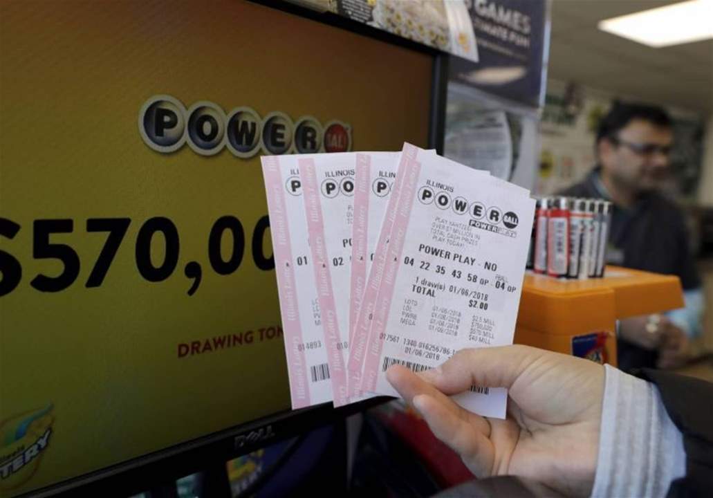 زوجان يعثران على بطاقة يانصيب ربحت الجائزة الكبرى أثناء تنظيف منزلهما! 