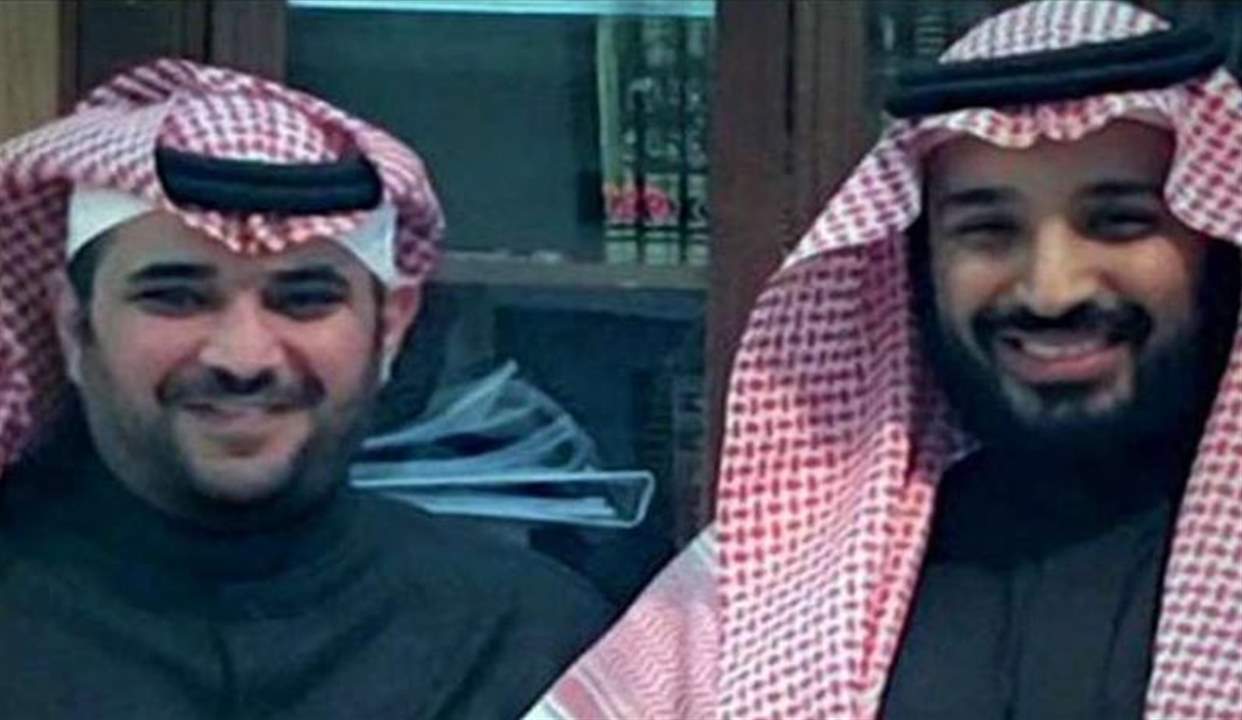 سعود القحطاني يتجوّل في مطاعم الرياض بحرية ويمارس مهامه القديمة سرّاً! 