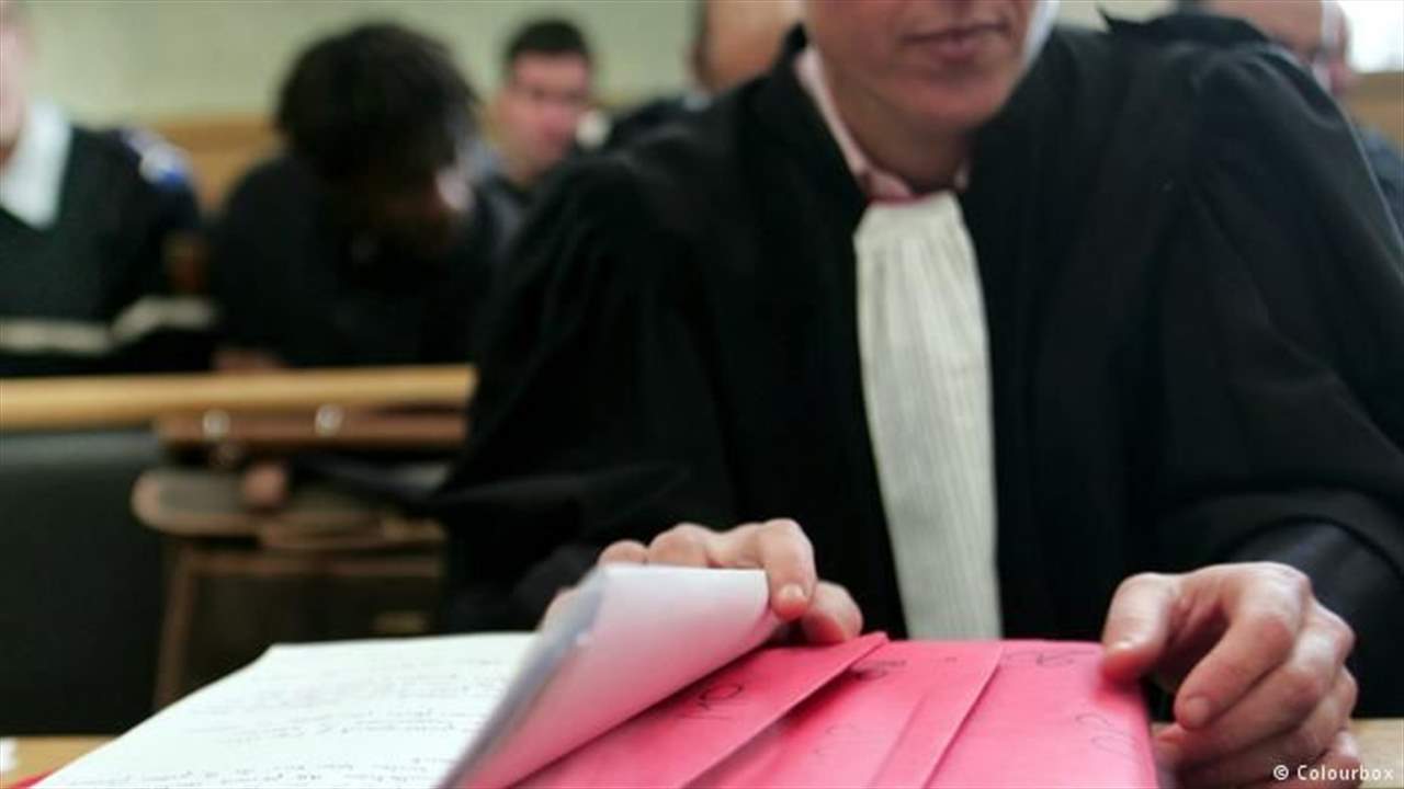 محاكمة رجل بتهمة الاعتداء الجنسي على طفلين في حمام سباحة 