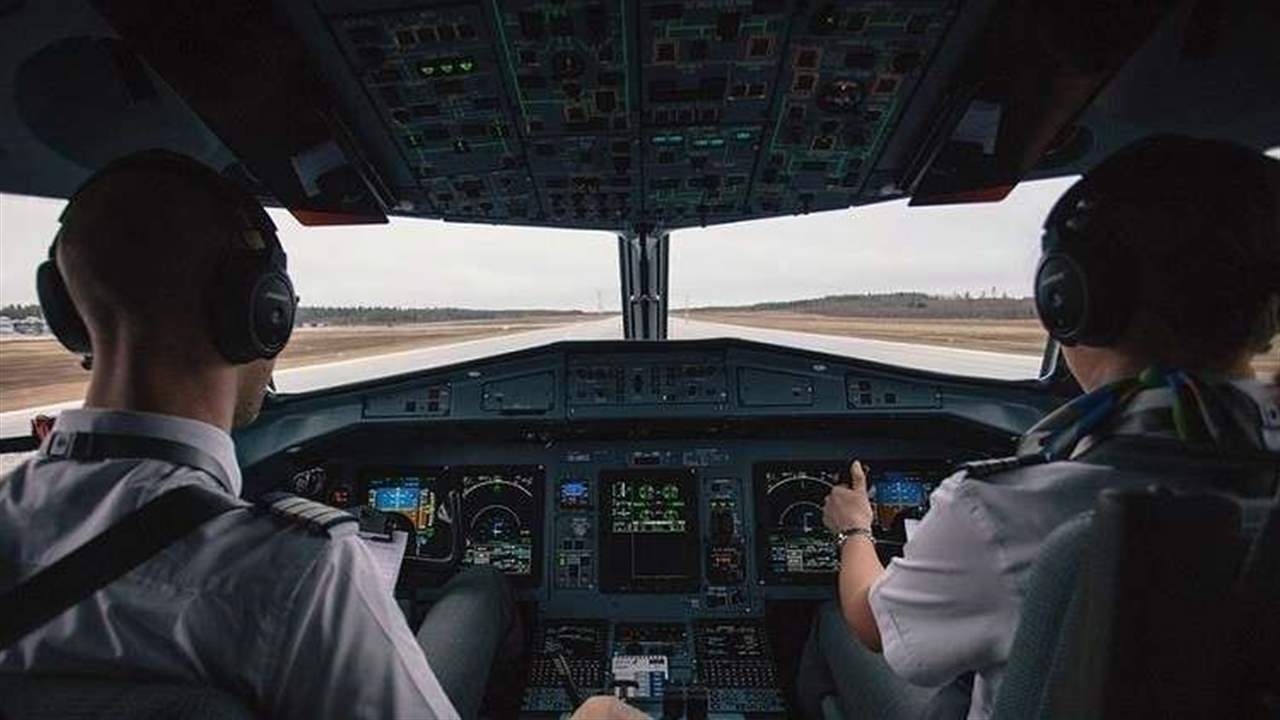 حادث خطير... طيّار يغفو أثناء رحلته متخطيّاً مدرج الهبوط بعشرات الكيلومترات!