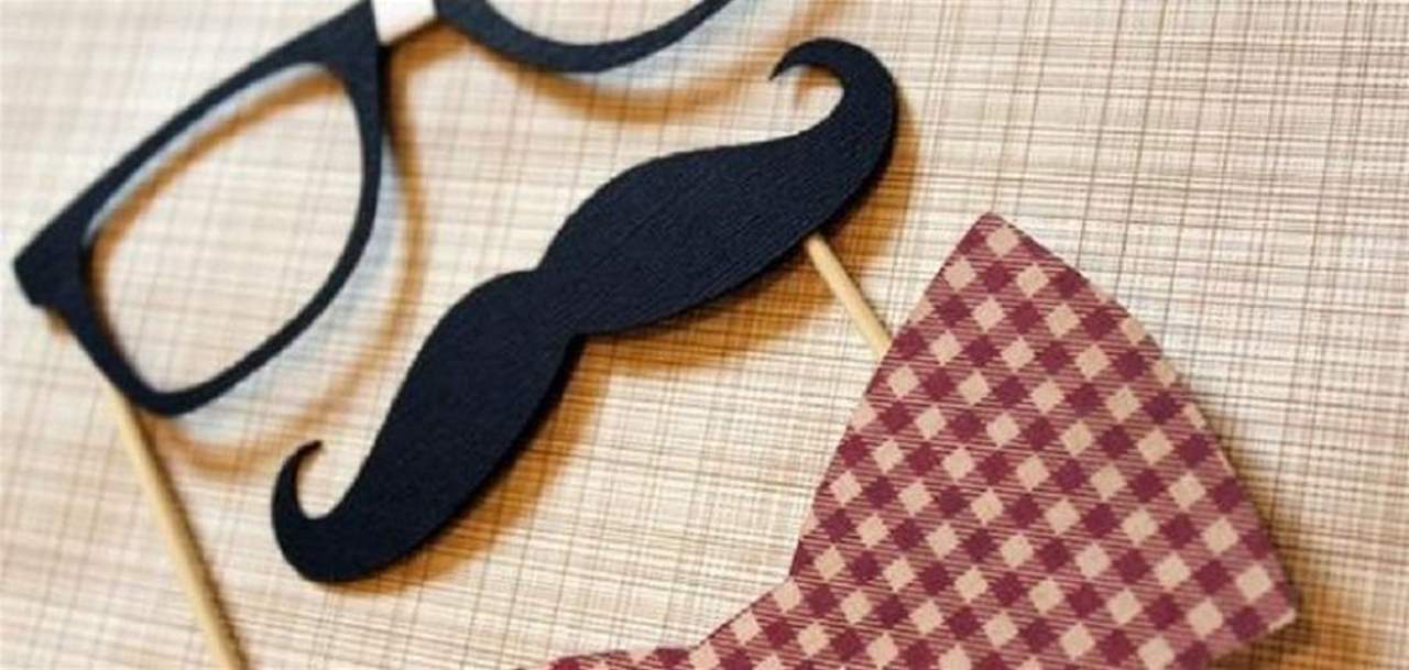 بالصور- تركي يستعدّ لدخول "غينيس" بسبب طول شاربه الذي تجاوز المتر!