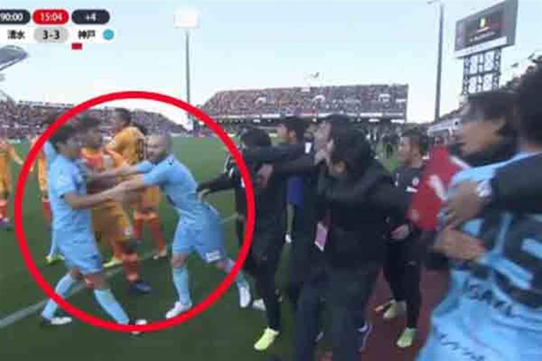 بالفيديو : معركة بين فريق انييستا وبودولسكي والخصم عادل بعد 14 دقيقة اضافية