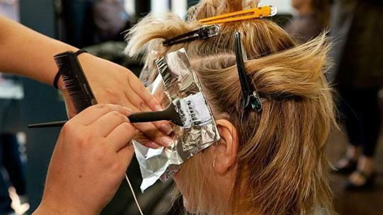 بالفيديو- كادت ان تفقد حياتها بسبب صبغة شعر!