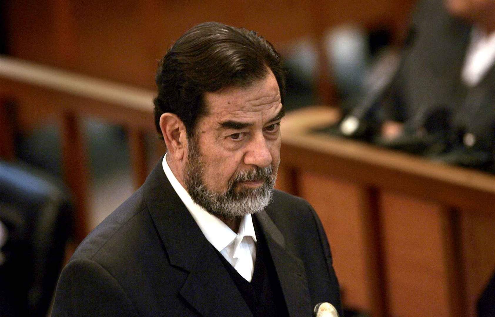 بالصور - وثائق مهمة بخط يد صدام حسين معروضة للبيع!
