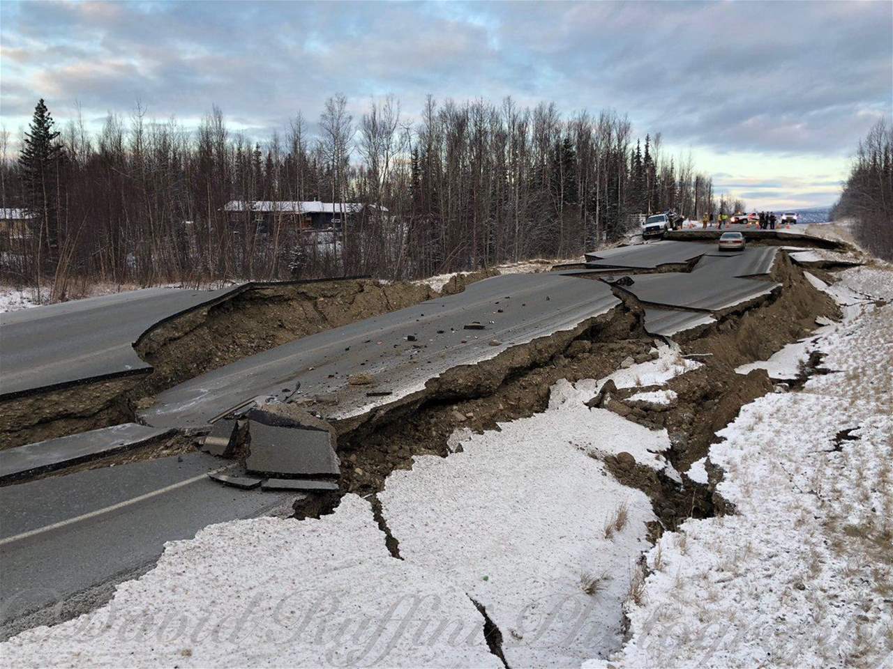 فيديو وصور- زلزال ألاسكا يشقّ الأرض ويحطّم الجسور!