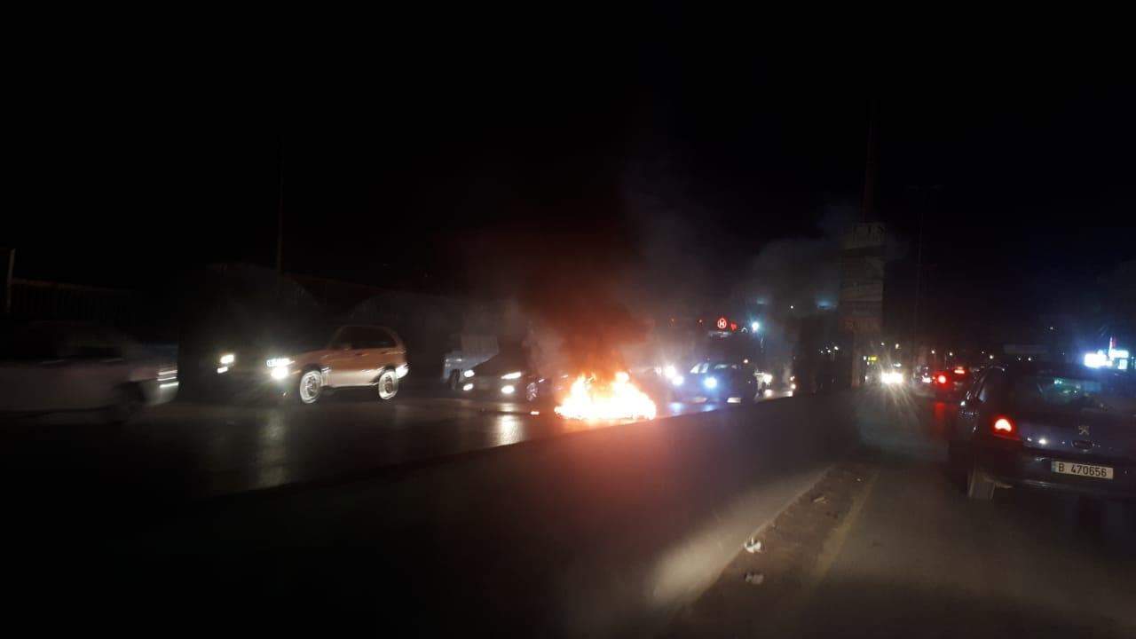 بالصور - قطع طريق العبدة تضامناً مع الاجهزة الامنية